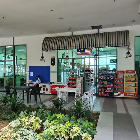 Appartamento Retreat At Cybersquare Cyberjaya Esterno foto